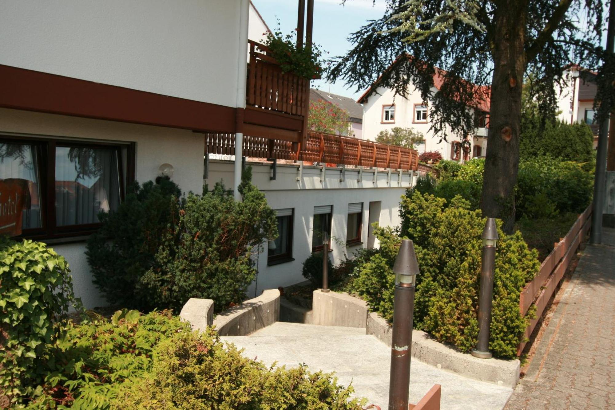 Hotel Garni Sebastian Kirrweiler  エクステリア 写真